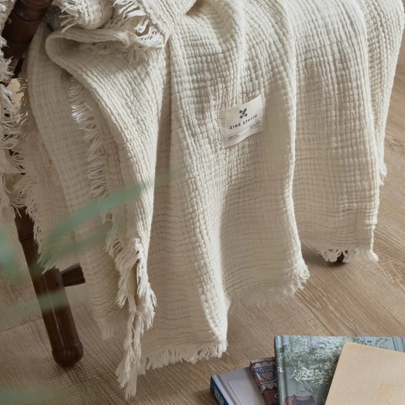 canapé avec plaid en coton blanc