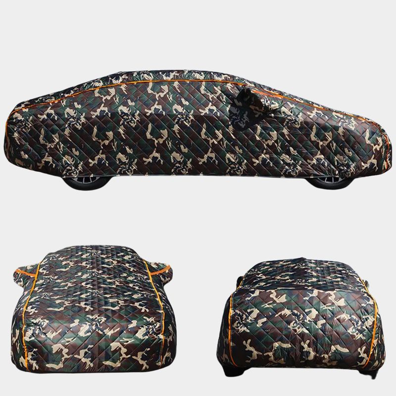 voiture avec housse camouflage