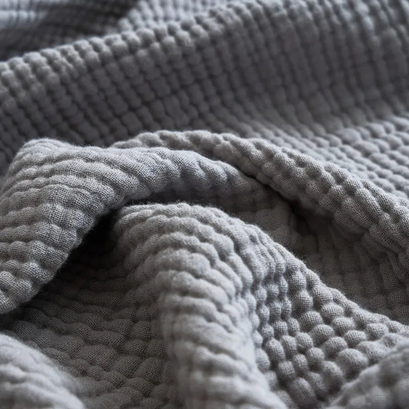 décoration avec plaid gris clair